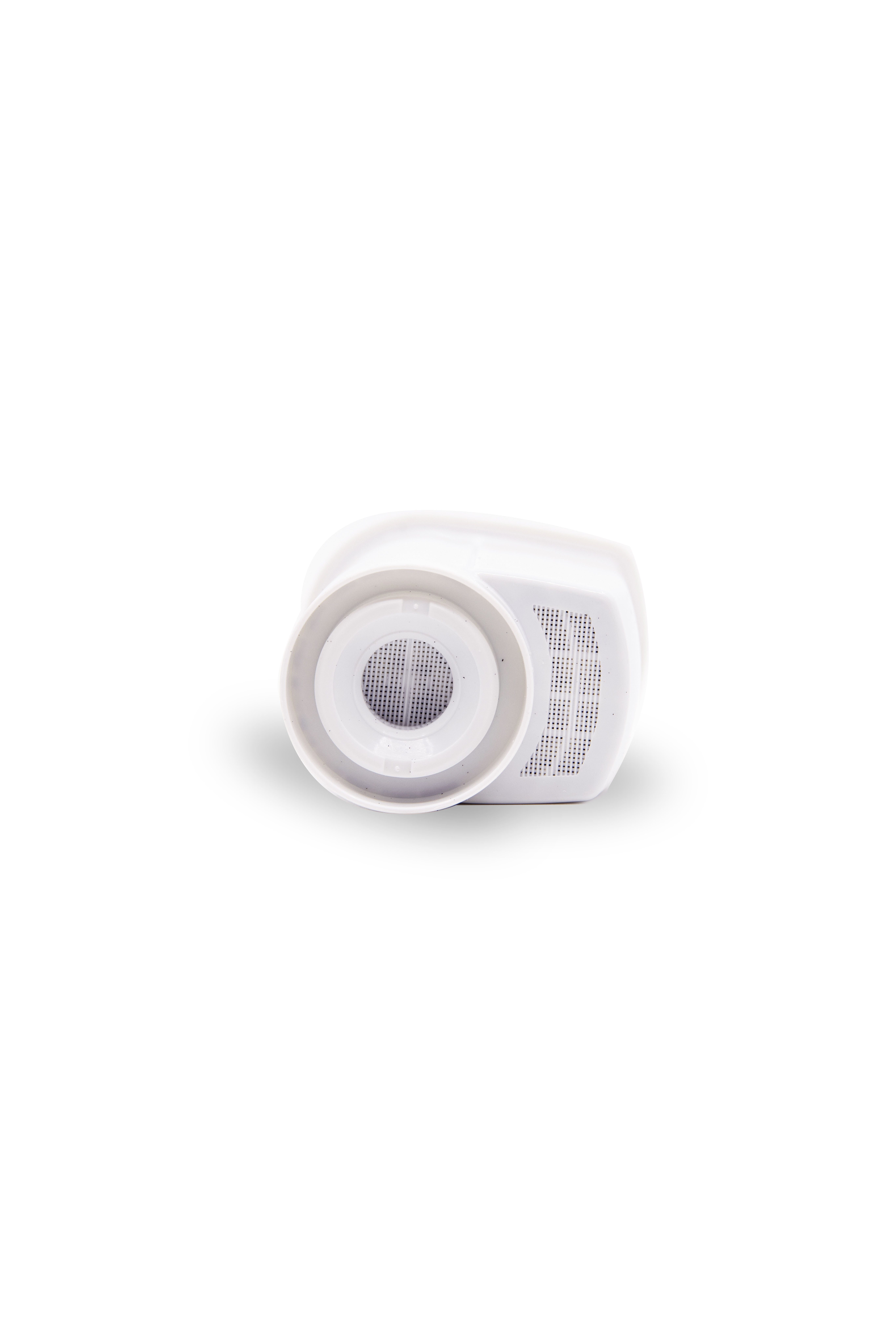 Een witte waterfilterpatroon, met een cilindrische vorm en een geperforeerd oppervlak, op een witte achtergrond.