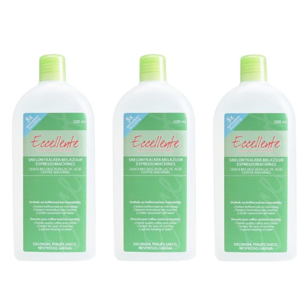 Trois bouteilles blanches de détartrant pour machines à café. Chaque bouteille a un bouchon vert et une étiquette.