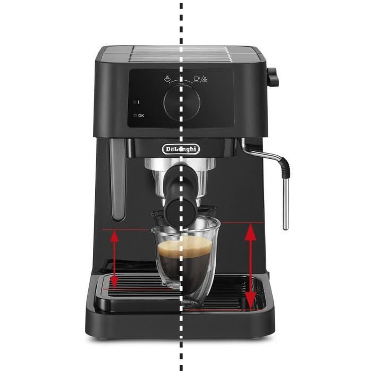 Czarny ekspres do kawy Delonghi. Szklanka wypełniona kawą. Strzałki wskazują położenie filiżanki.