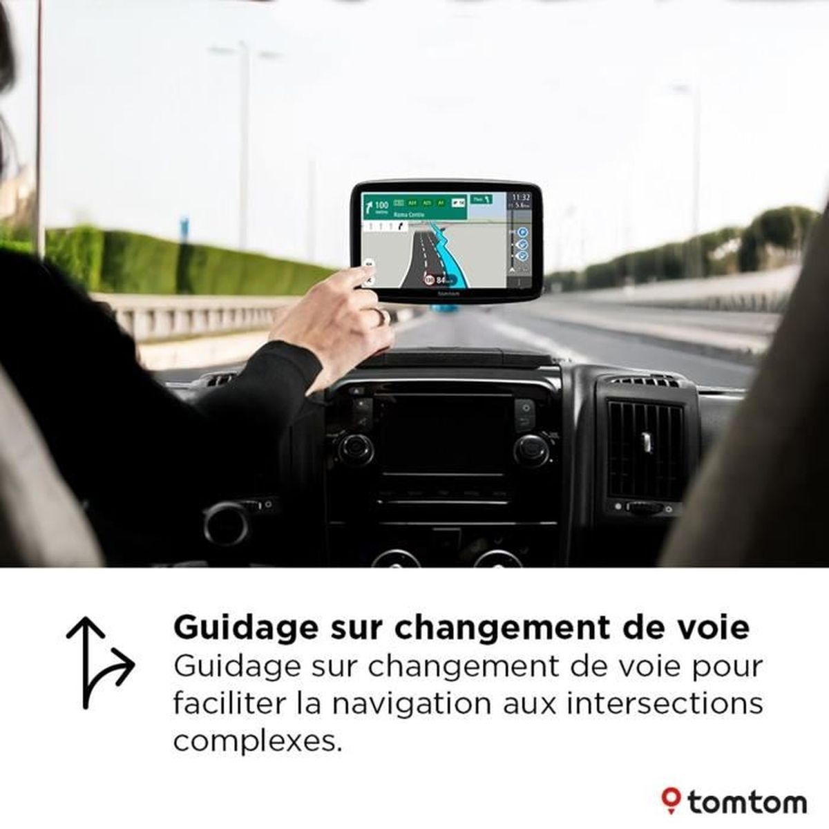 Persona usa GPS TomTom in auto. Lo schermo mostra percorso con guida corsia. Cruscotto visibile.