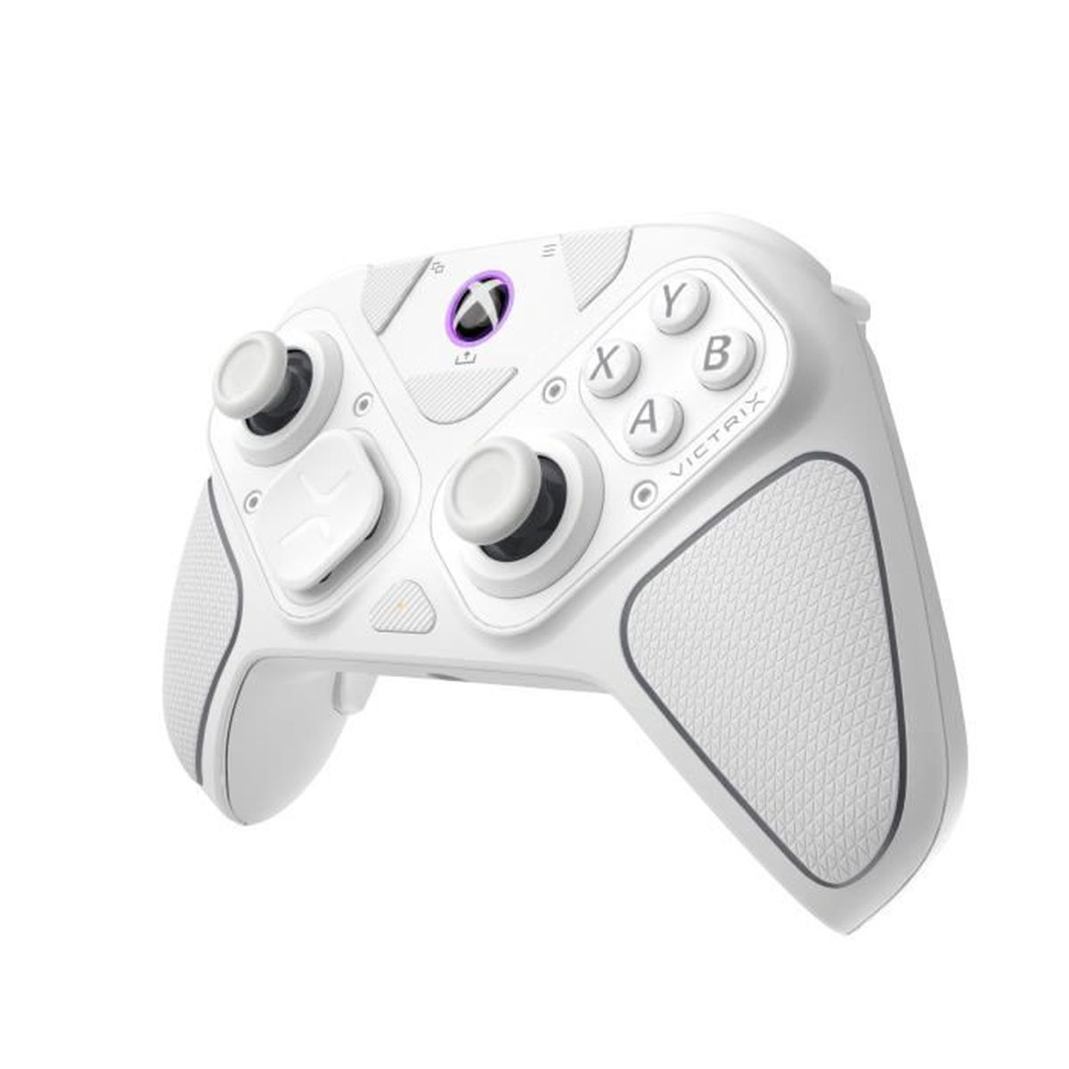 Viene mostrato un controller Xbox Victrix bianco. Ha pulsanti, levette e un'impugnatura strutturata. Il logo Xbox è visibile.