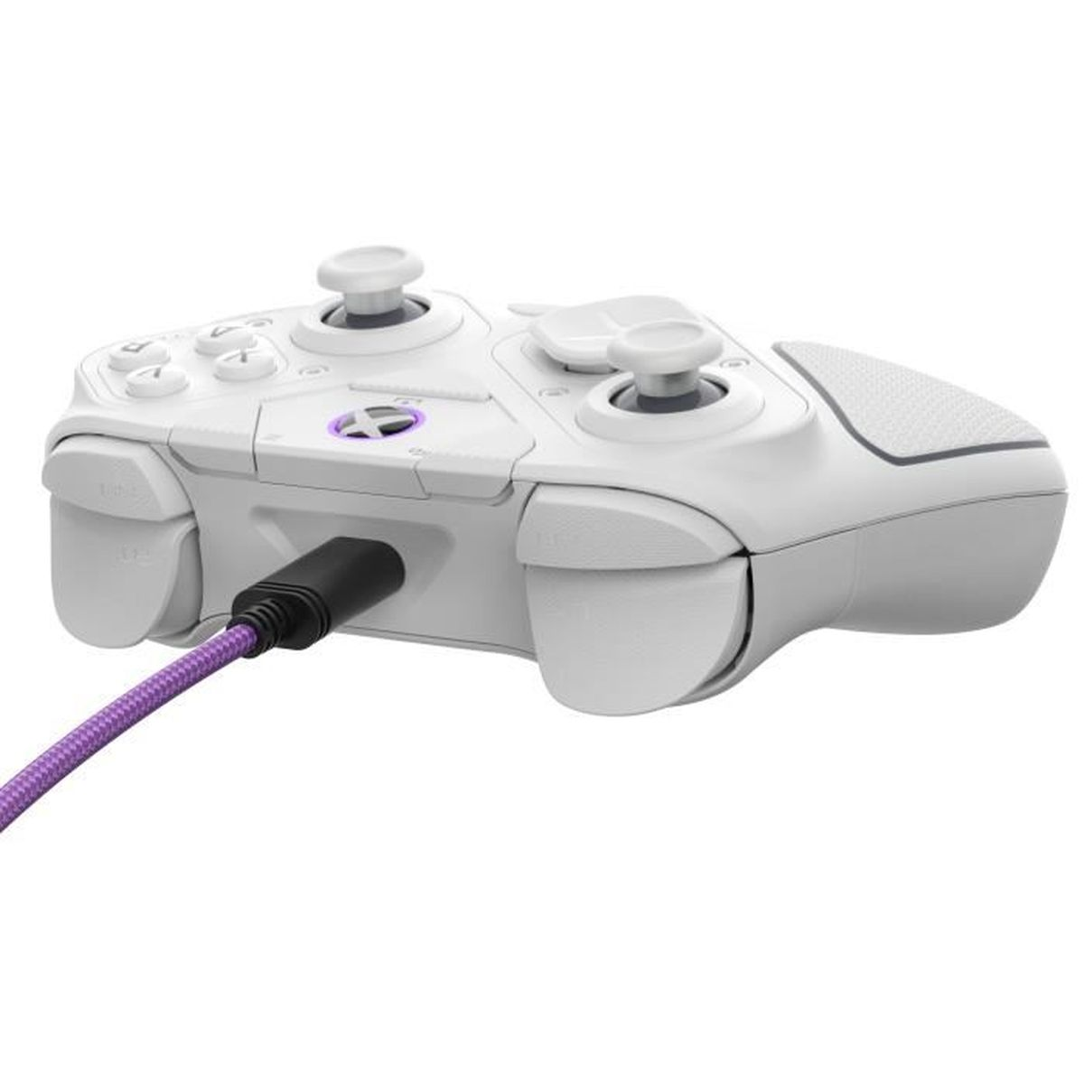 Un controller di gioco bianco con due joystick, pulsanti e un cavo intrecciato viola collegato. Il controller è su uno sfondo bianco.