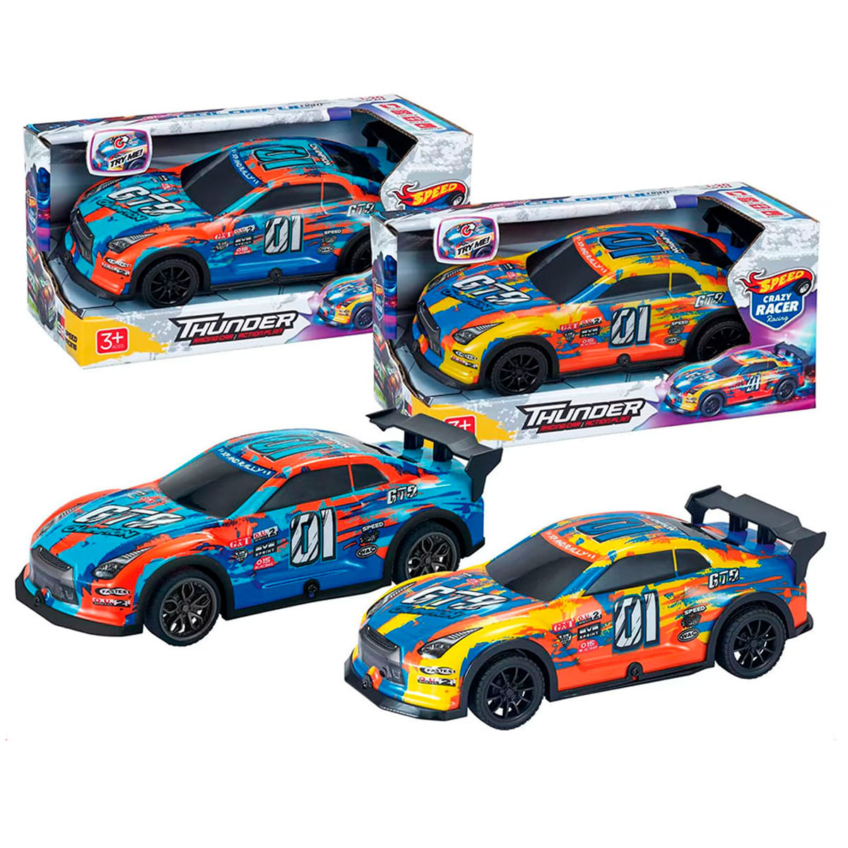 Coches de carreras de juguete en cajas. Tres coches fuera de las cajas. Cada coche es colorido con números y gráficos.