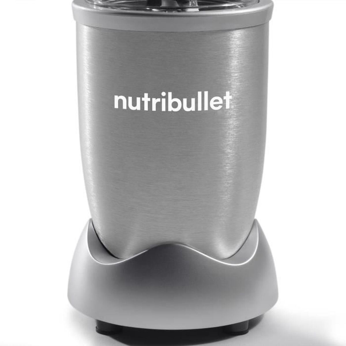Srebrny blender Nutribullet na białym tle. Nazwa marki jest w białych literach na obudowie blendera.