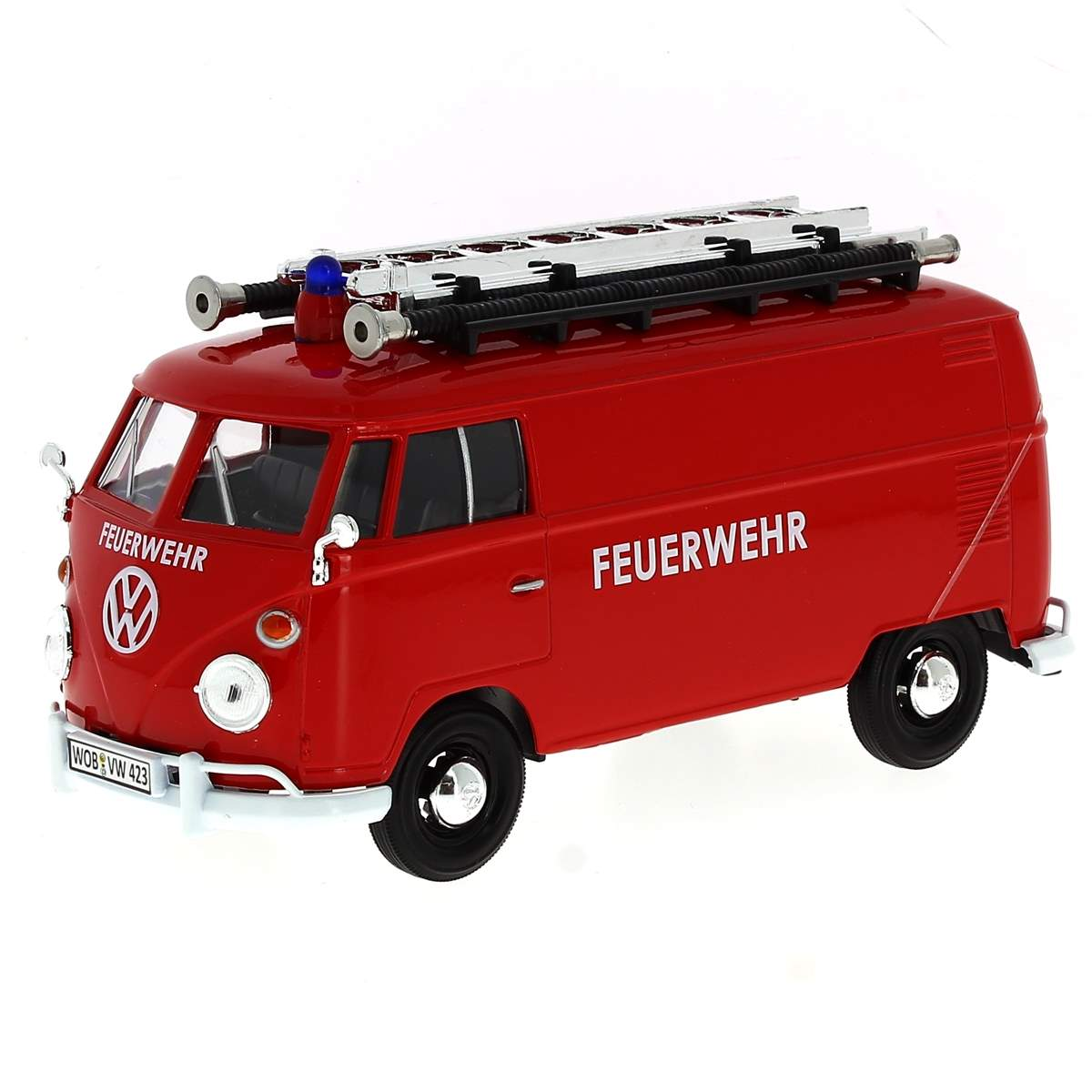 Un modelo de camión de bomberos rojo con una escalera en la parte superior. 'FEUERWEHR' está escrito en el lateral. El fondo es blanco.