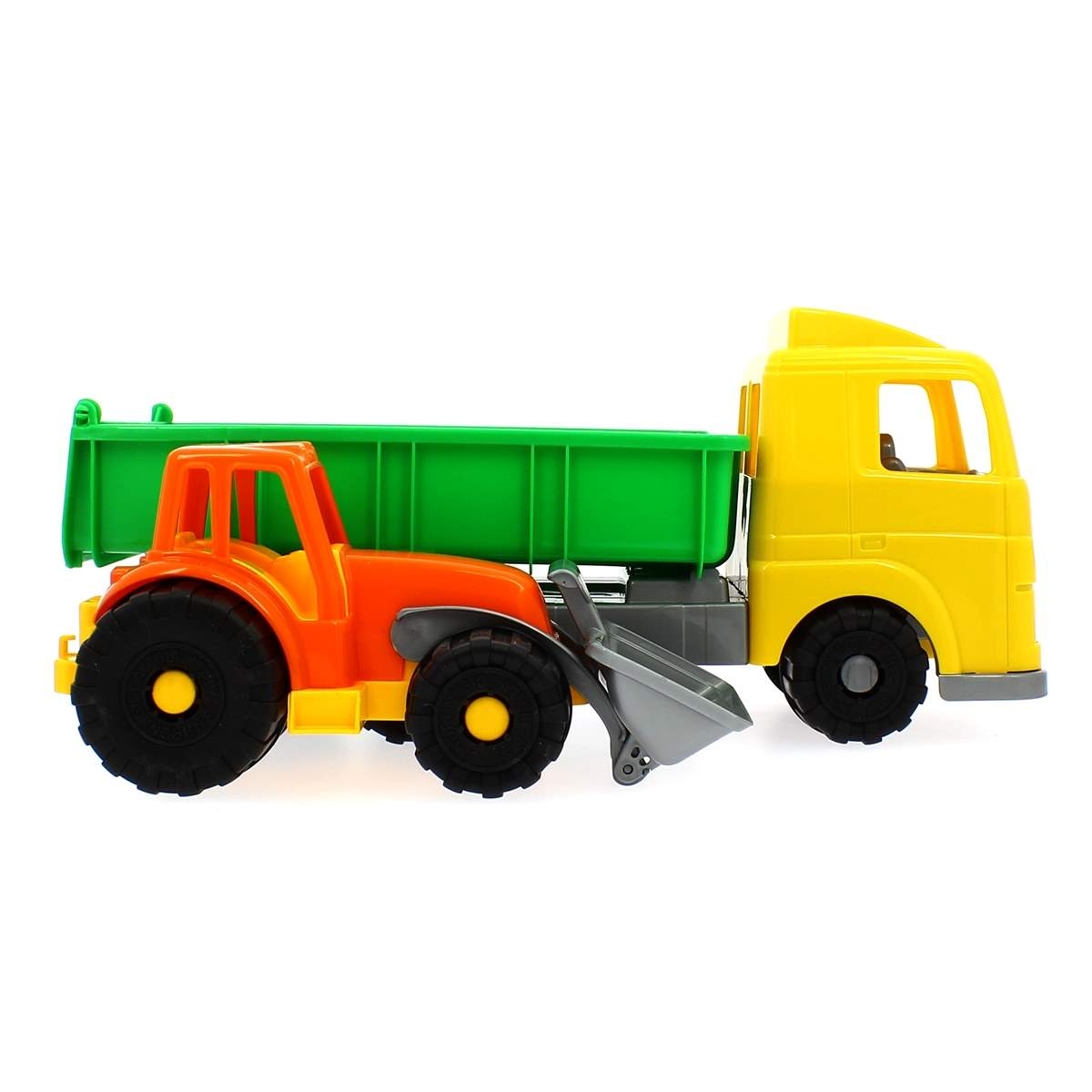 Un camión amarillo está conectado a un remolque verde con un tractor naranja. El tractor tiene una pala gris.