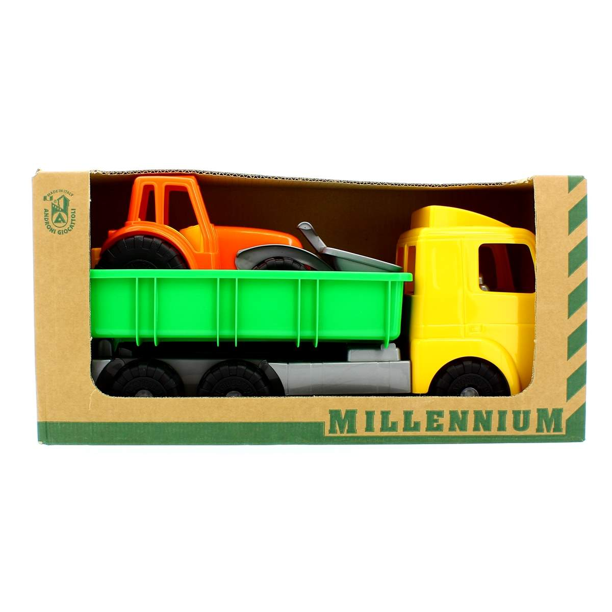 Un camión de juguete con cabina amarilla y remolque verde que contiene un tractor naranja y una pala gris, todo en una caja de cartón.
