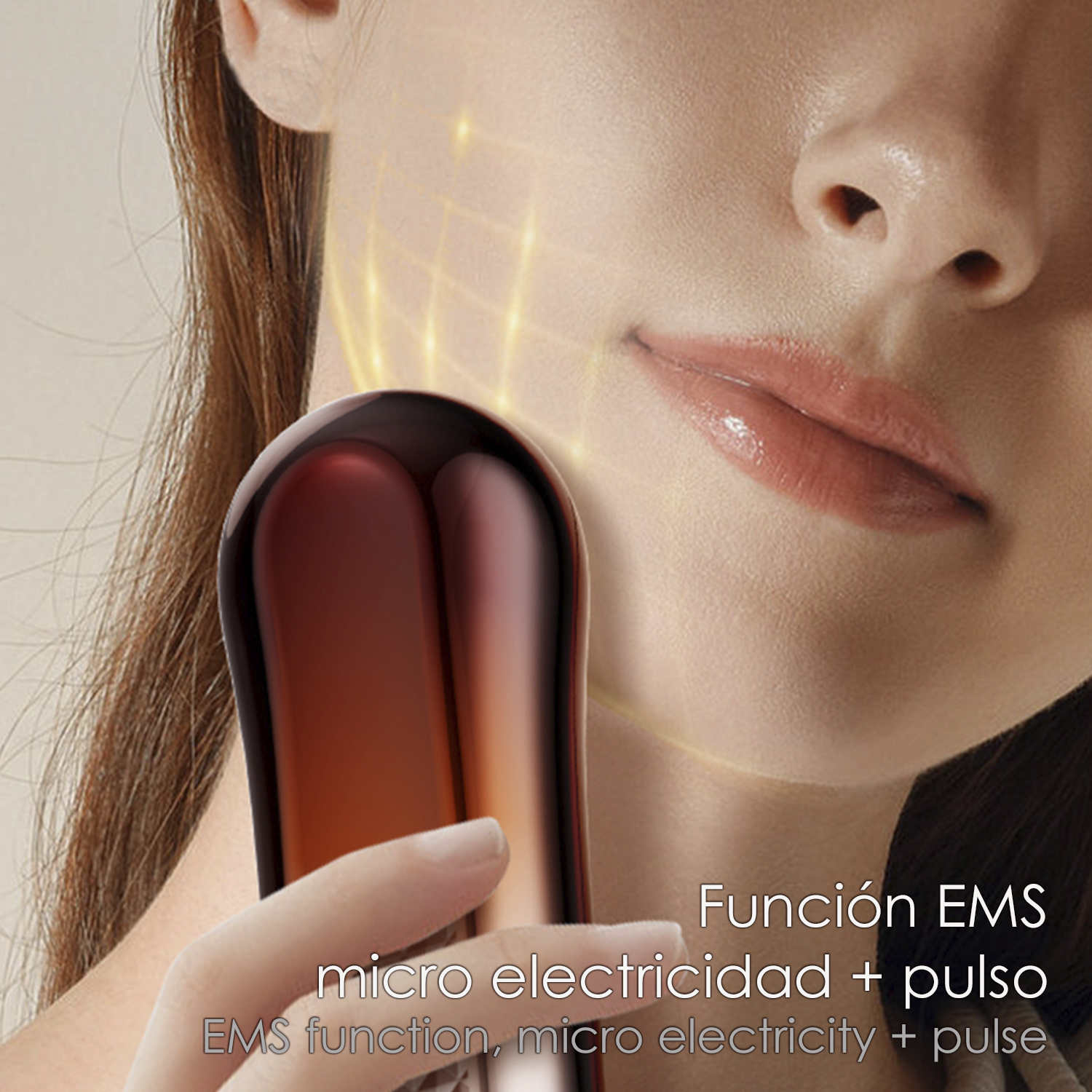 Volto di donna con dispositivo di bellezza. Il testo dice funzione EMS, micro elettricità + impulso. Linee brillano sulla sua pelle.
