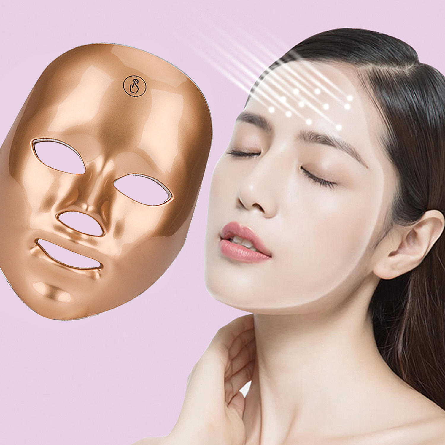 Eine Frau mit geschlossenen Augen neben einer bronzenen Gesichtsmaske. Lichtstrahlen scheinen auf ihre Stirn. Rosa Hintergrund.