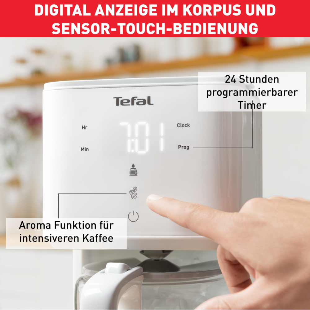 Biały ekspres do kawy Tefal z cyfrowym wyświetlaczem pokazuje 7:01. Ręka dotyka przycisku. Tekst wspomina funkcję aromatu i timer 24h.