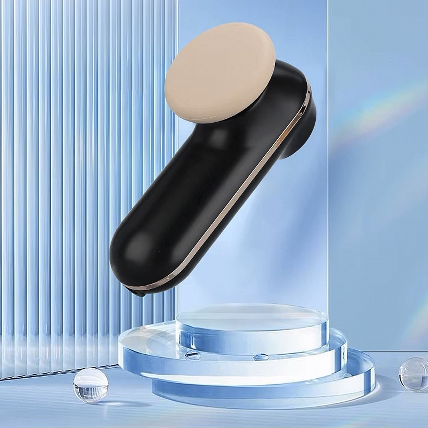 Dispositivo di bellezza nero e beige su una piattaforma di vetro. Sfondo blu con linee verticali e sfere. Effetto arcobaleno presente.