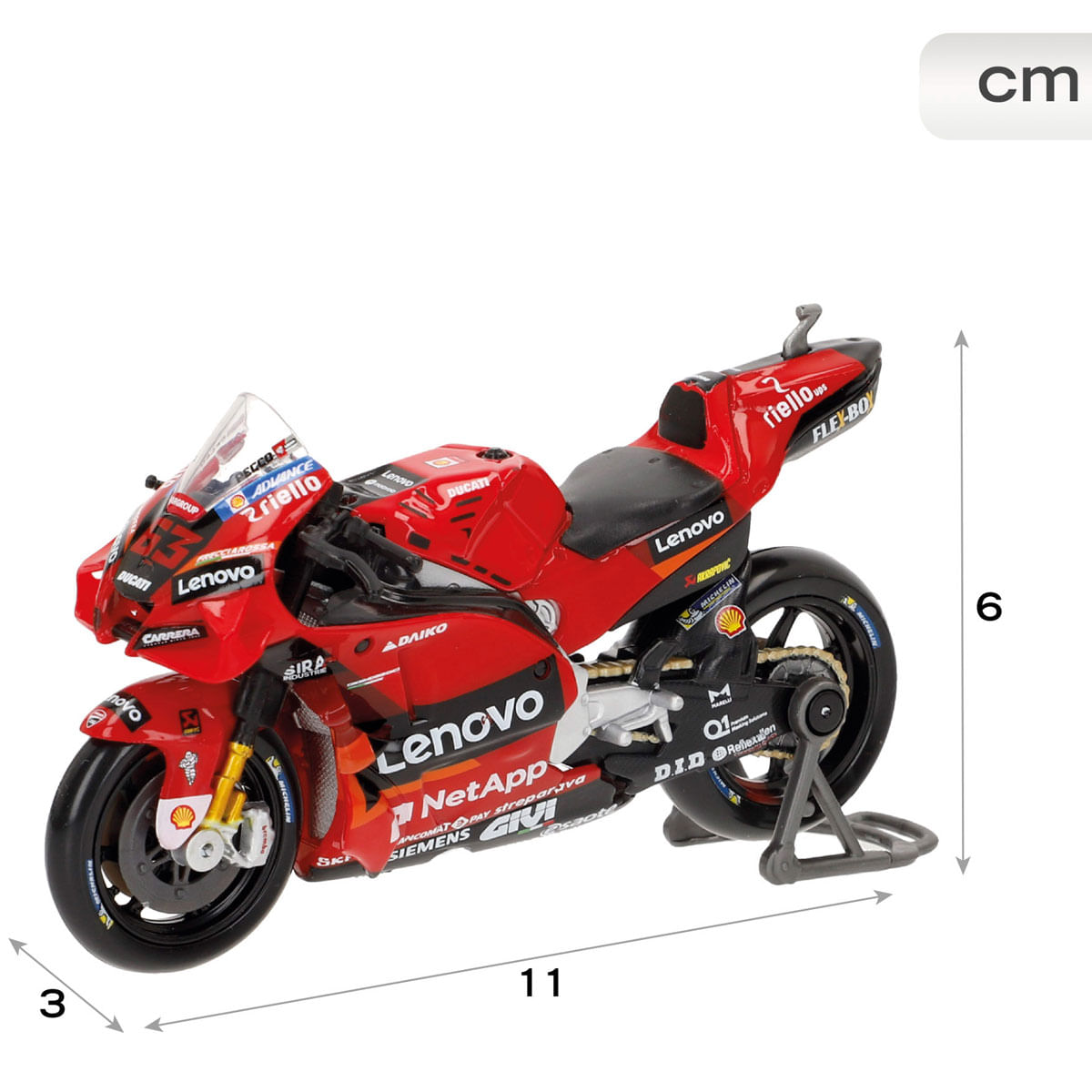 Un modelo de motocicleta Ducati Lenovo rojo sobre un soporte. Tiene neumáticos negros, logotipos de patrocinadores y medidas en centímetros.