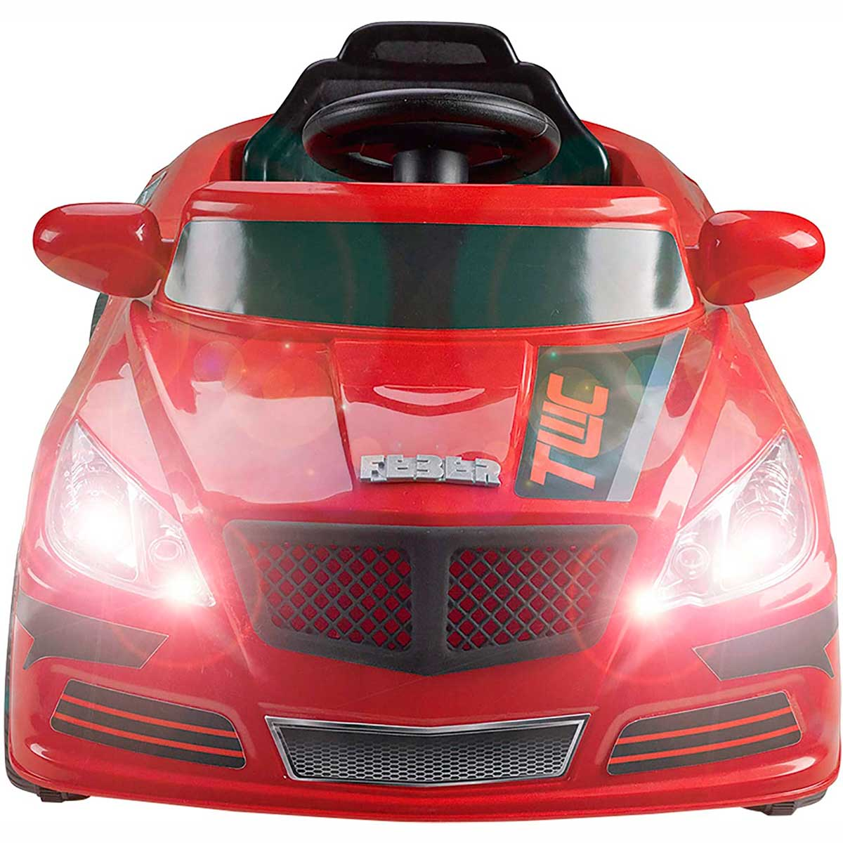 Un coche de juguete rojo con faros encendidos. Tiene volante y asiento. El coche tiene la palabra 'FEBER'.