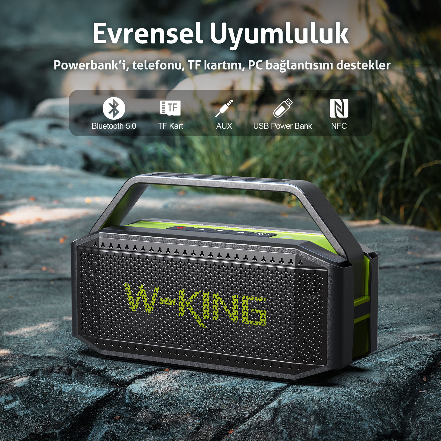 Siyah ve yeşil bir W-KING hoparlör kayanın üzerinde. Üstteki metin 'Evrensel Uyumluluk' yazıyor. Simgeler Bluetooth ve NFC gibi özellikleri gösteriyor.