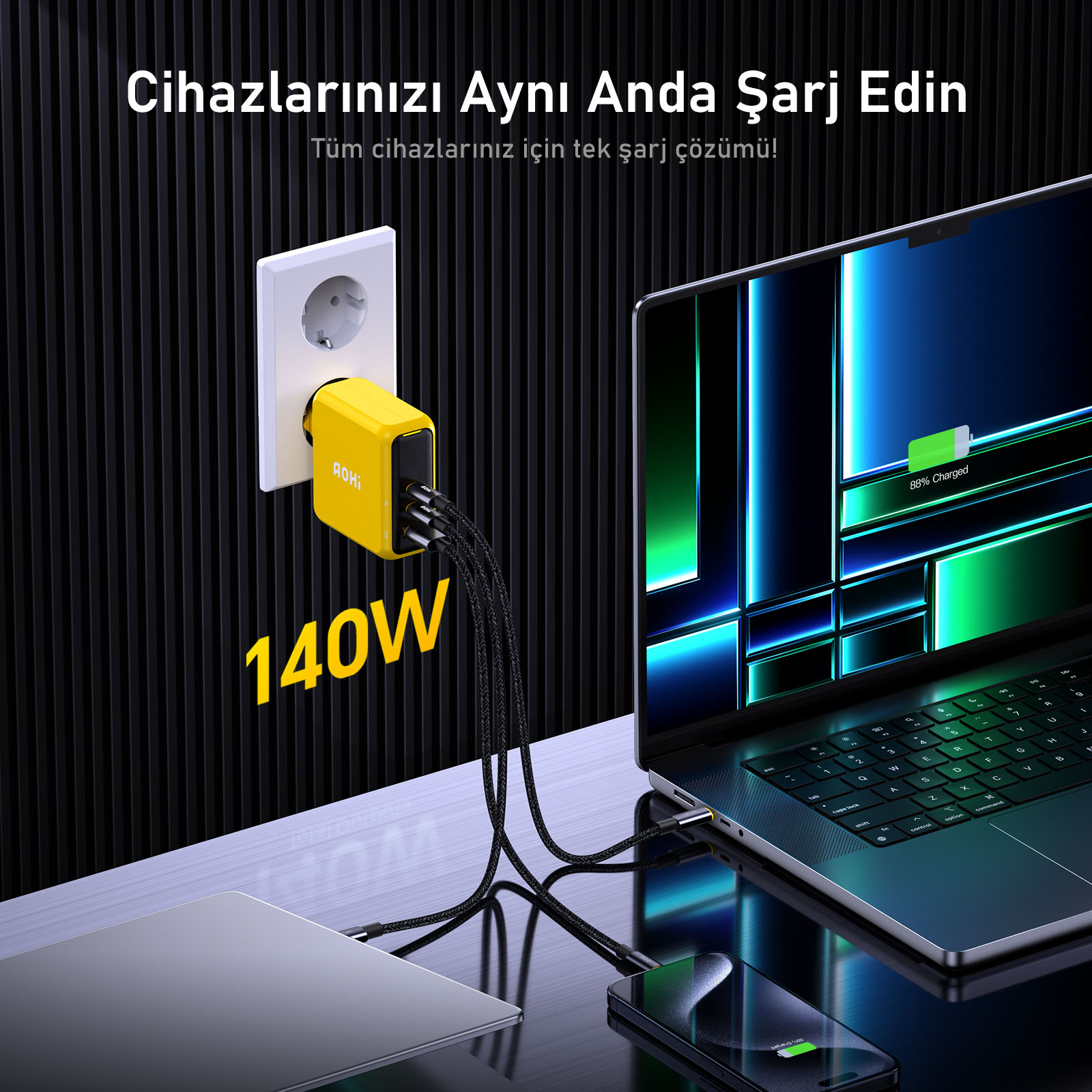 Sarı bir şarj cihazı bir duvar prizine takılı, dizüstü bilgisayar, telefon ve tableti şarj ediyor. Metin: Cihazlarınızı aynı anda şarj edin.