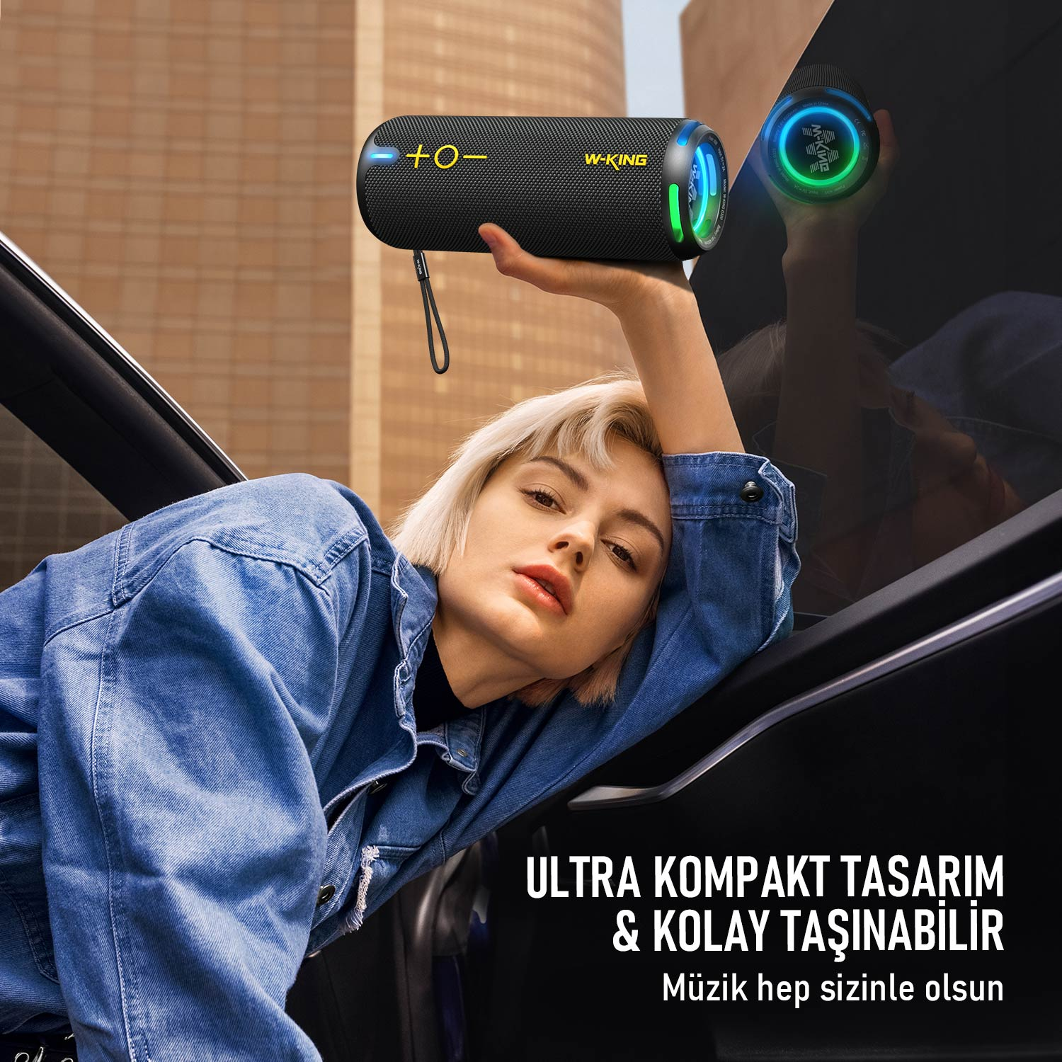 Bir kadın araba penceresinden sarkıyor, siyah bir hoparlör tutuyor. Hoparlörde 'W-KING' logosu ve renkli ışıklar var.