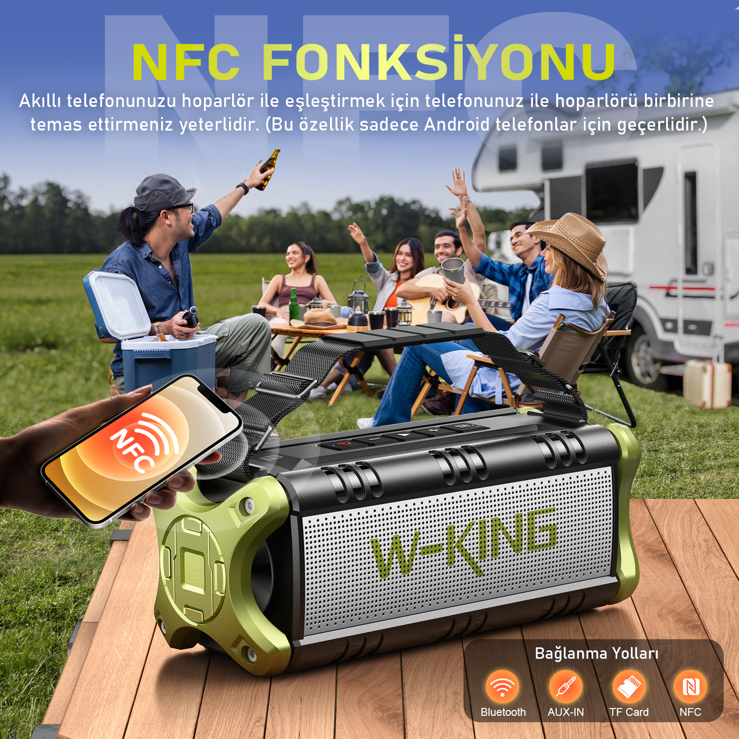 Arka planda telefon ve insanlarla bir hoparlör. Telefon NFC gösteriyor. İnsanlar açık havada eğleniyor.