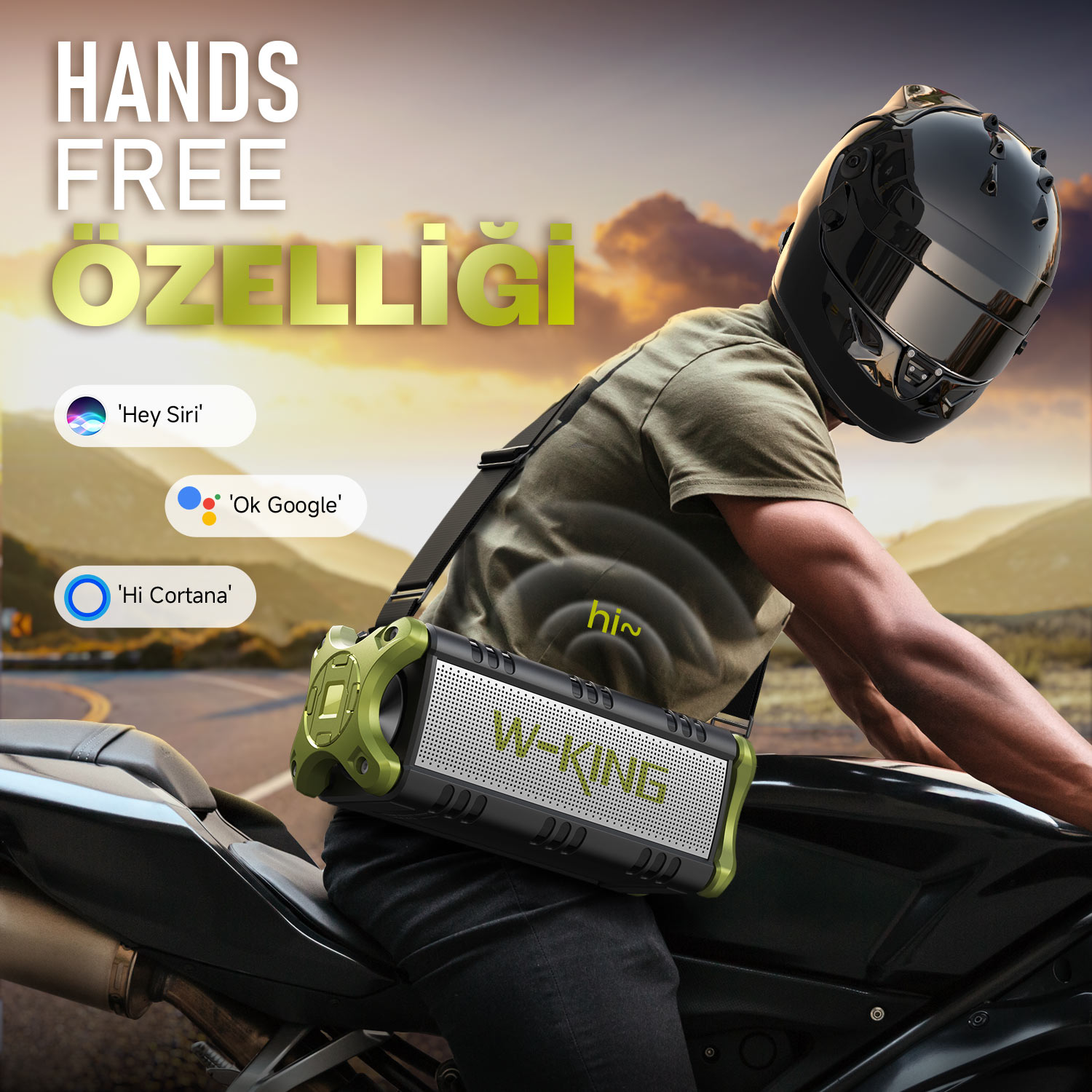 Kask takan, hoparlör taşıyan motosikletli bir kişi. 'Eller Serbest' ve sesli asistan seçenekleri.