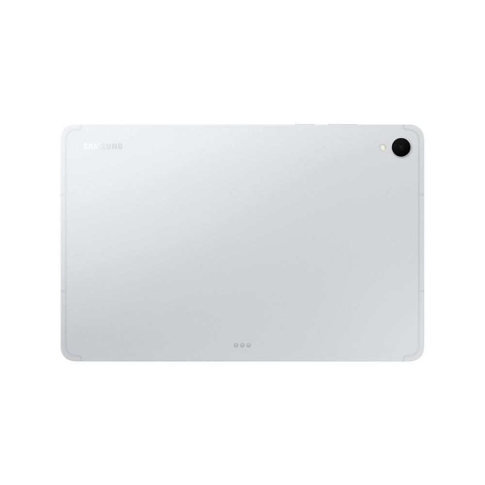 Beyaz bir Samsung tablet, arka görünümü, beyaz zemin üzerinde. Kamerası ve Samsung logosu var.
