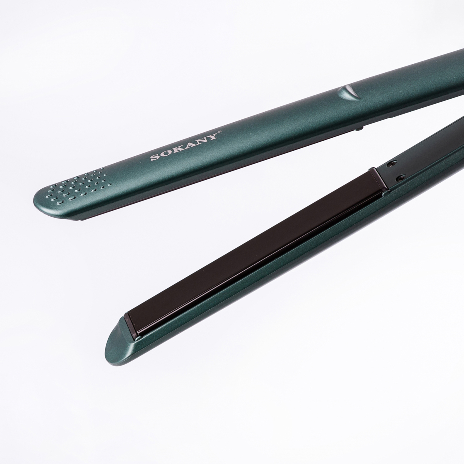 Piastra per capelli verde su sfondo bianco. Visibile il marchio 'SOKANY'. Una piastra è nera.