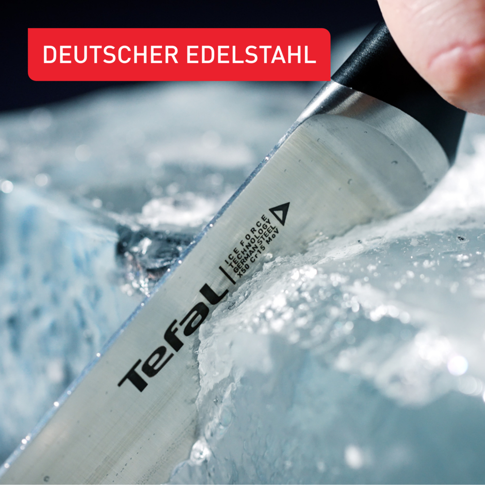 Ein Messer schneidet Eis. Das Messer hat das Tefal-Logo und den Text "DEUTSCHER EDELSTAHL" in einem roten Rechteck im Hintergrund.