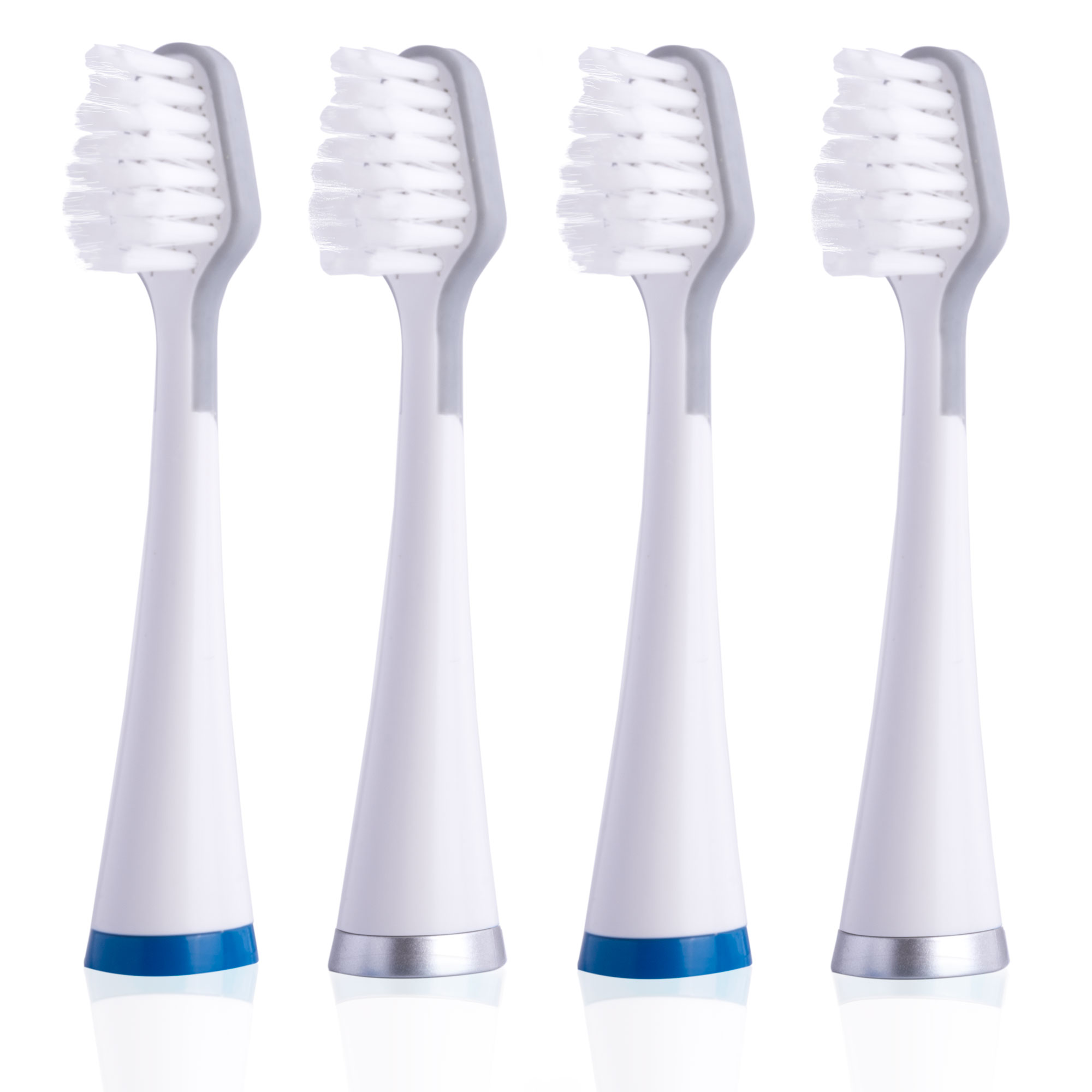 Cztery białe główki szczoteczek do zębów z szarymi tyłami. Każda ma białe włosie i biały uchwyt z niebieskimi lub srebrnymi akcentami.