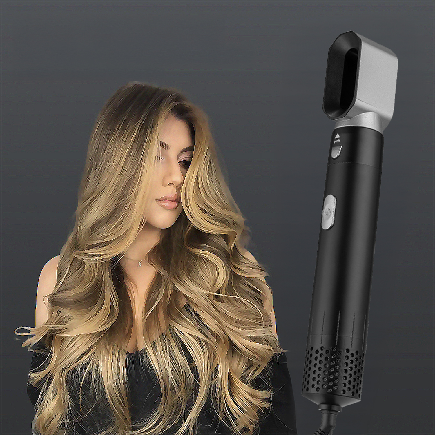 Una donna con capelli biondi ondulati accanto a un asciugacapelli nero e argento. Indossa un top nero.