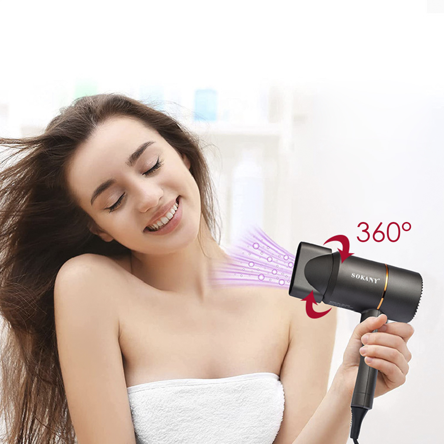 Una donna sorride con gli occhi chiusi, i capelli al vento. Tiene in mano un asciugacapelli nero. L'asciugacapelli emette aria con bolle rosa.