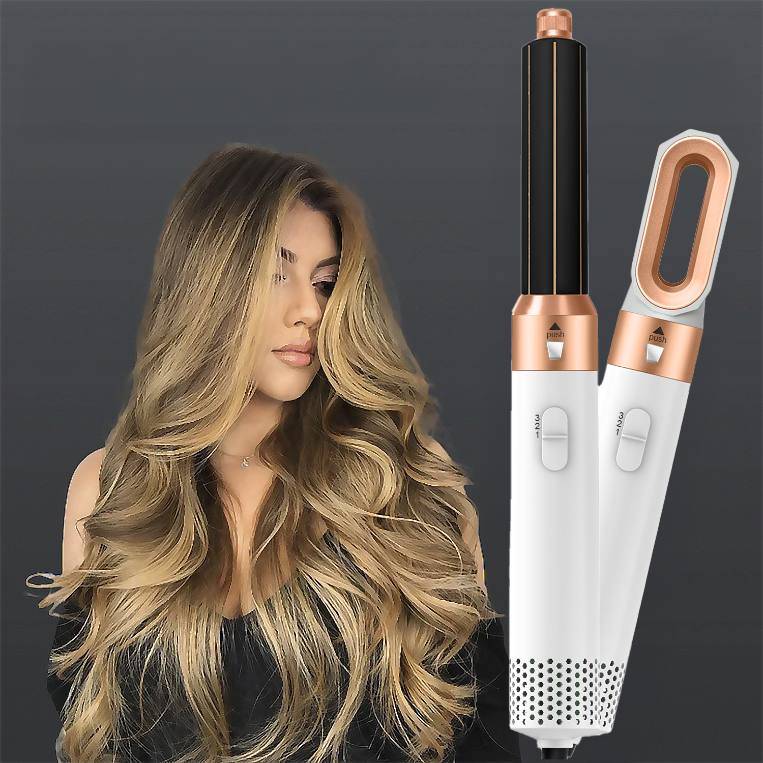 Donna con lunghi capelli biondi ondulati e top nero. Due styler per capelli, bianchi con dettagli rame e neri, a destra.