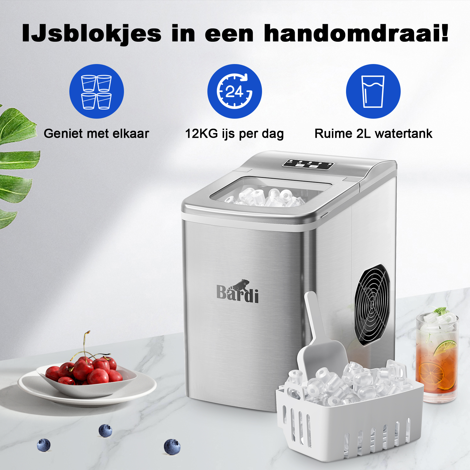 Een ijsmachine, kersen en blauwe bessen op marmer. De machine is zilver met een doorzichtige bovenkant en wit ijs.