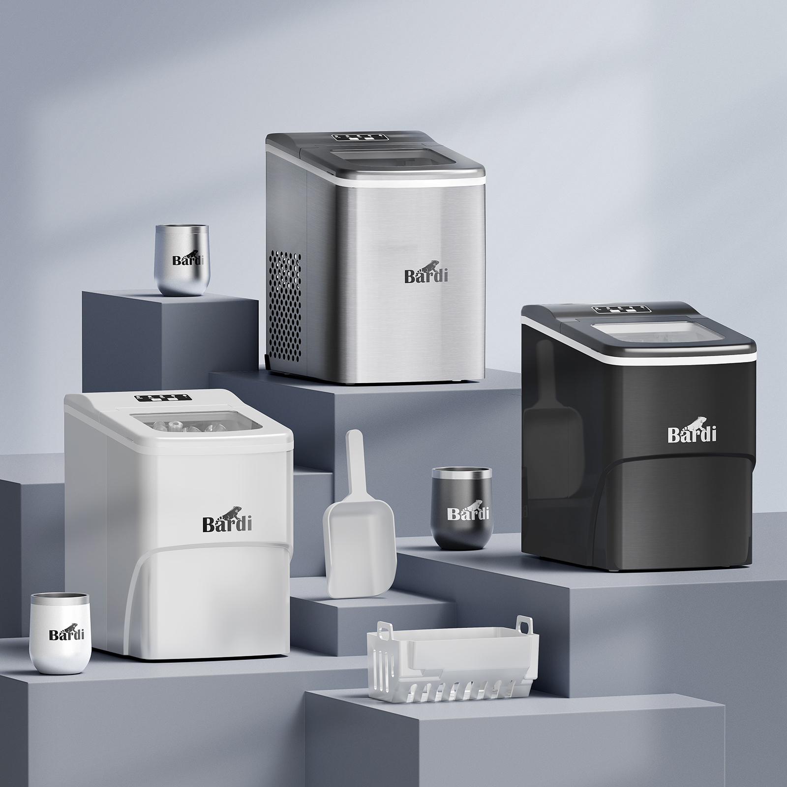 Een advertentie met drie ijsmachines, merk 'Bardi', in wit, zilver en zwart, samen met bekers en accessoires.