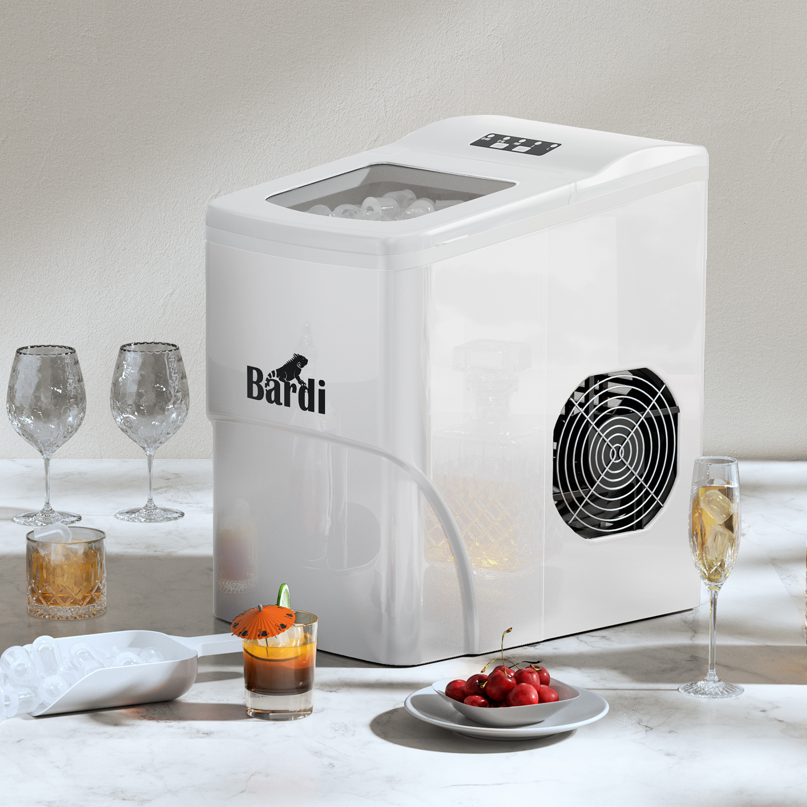 Een witte ijsmachine met glazen en drankjes op een marmeren oppervlak, kersen in een kom en een cocktail.