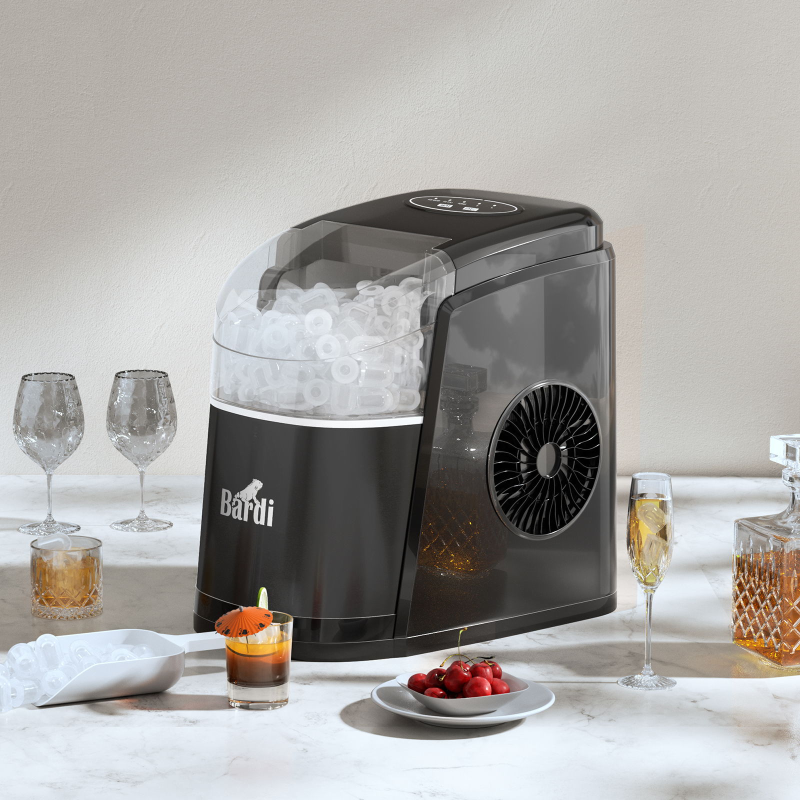 Een zwarte ijsmachine met drankjes en kersen. Twee glazen, een cocktail en een fles op wit marmer.