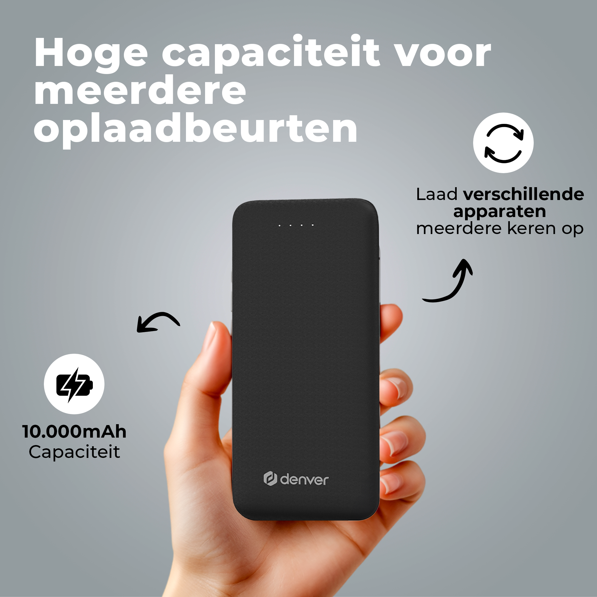 Hand die een zwarte powerbank vasthoudt met witte iconen en tekst op een grijze achtergrond.