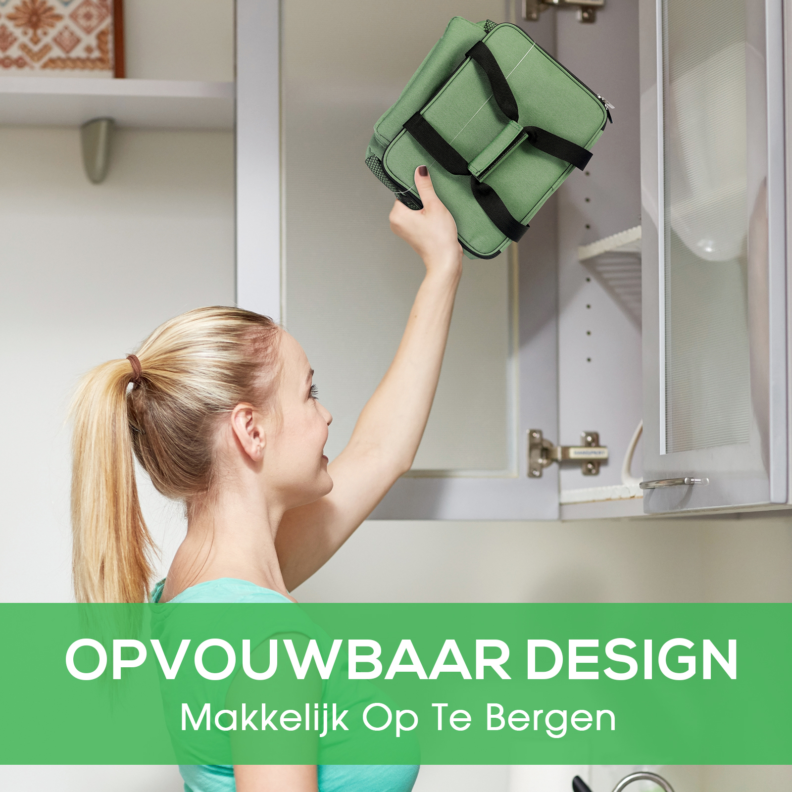 Een vrouw legt een groene tas in een keukenkast. De tas heeft zwarte handvatten. De tekst 'OPVOUWBAAR DESIGN' is zichtbaar.