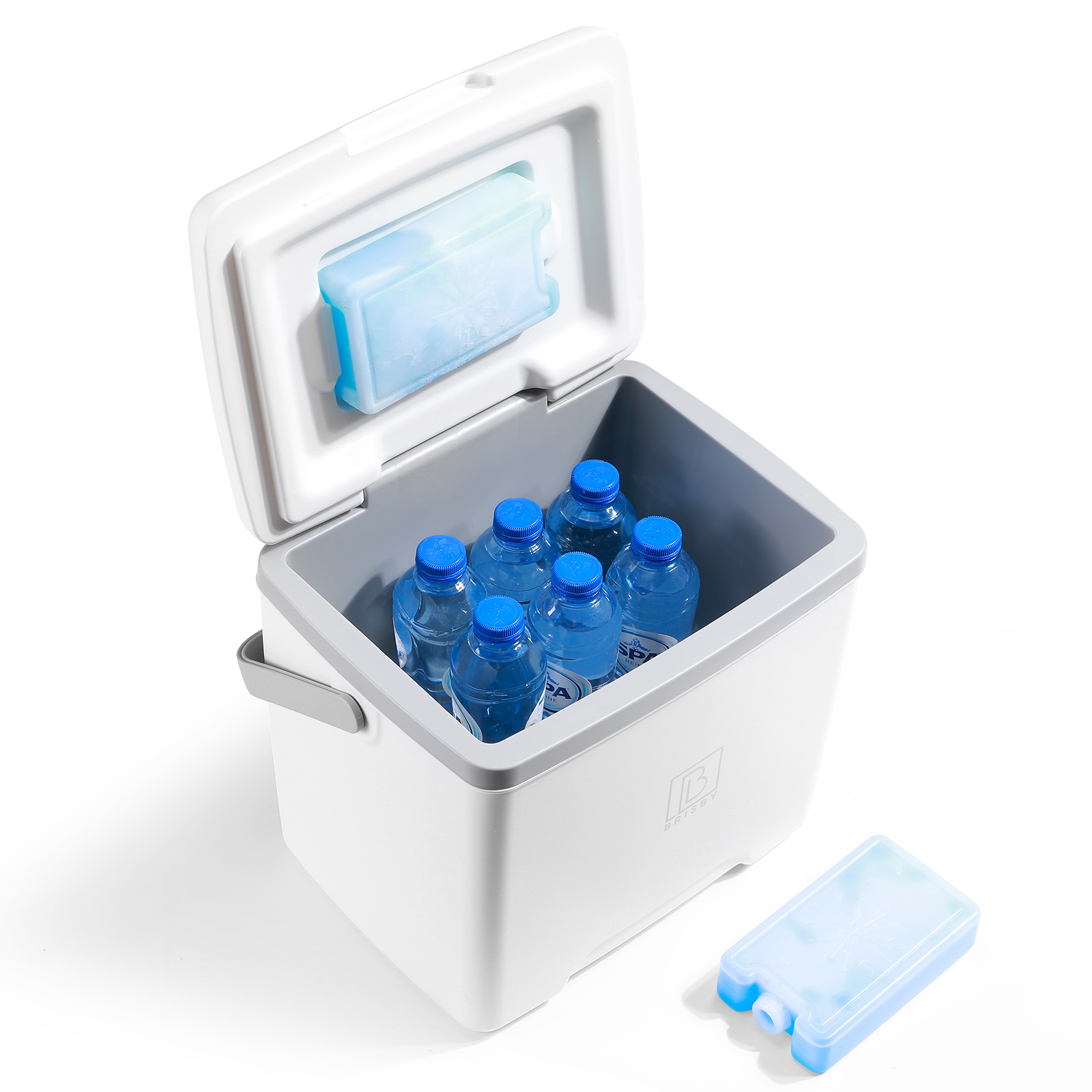 Een witte koelbox met open deksel, gevuld met waterflessen. IJsblokken zijn zichtbaar binnen en buiten.