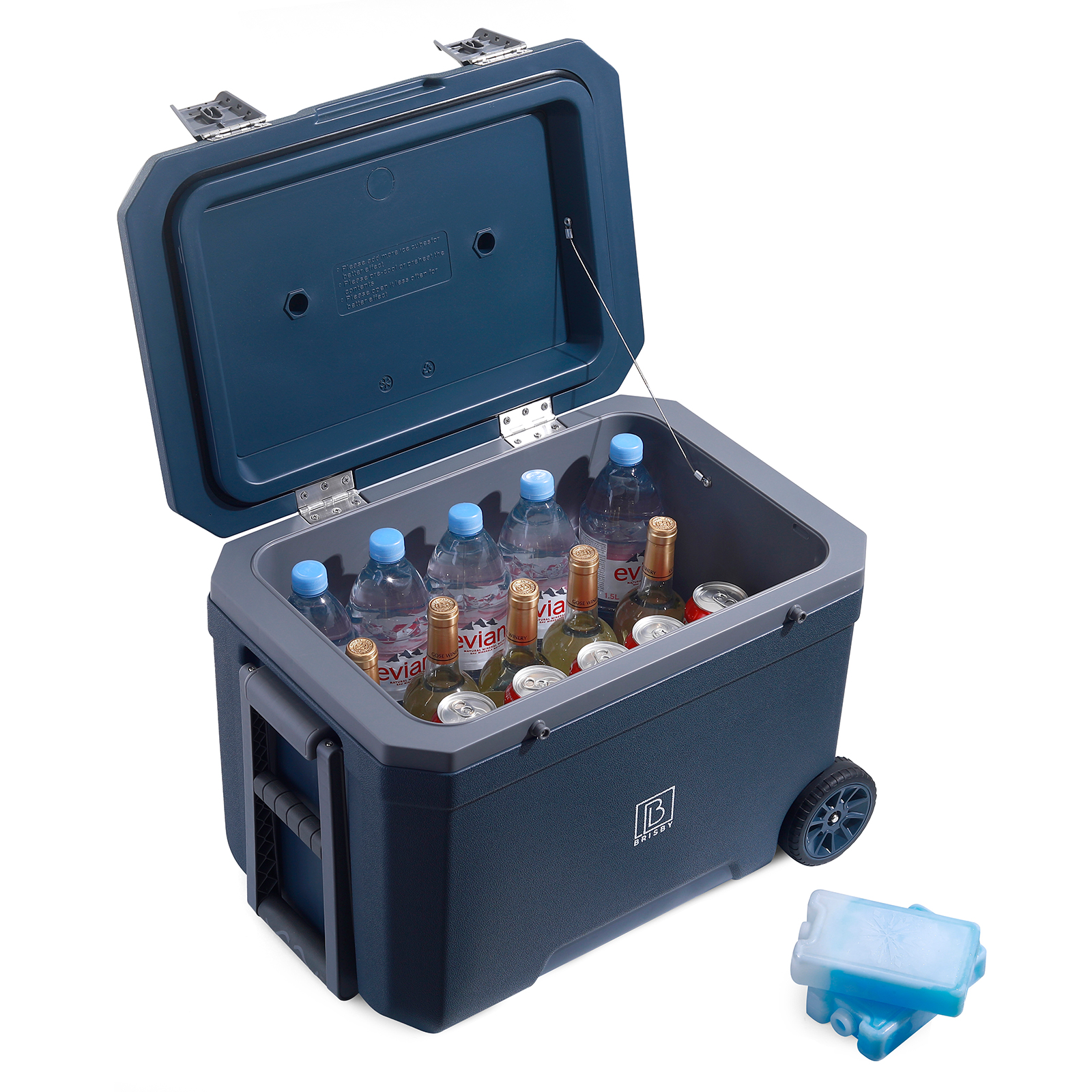 Een blauwe koeler met drankjes erin, waaronder waterflessen, wijnflessen en blikjes. Een koelelement aan de zijkant.