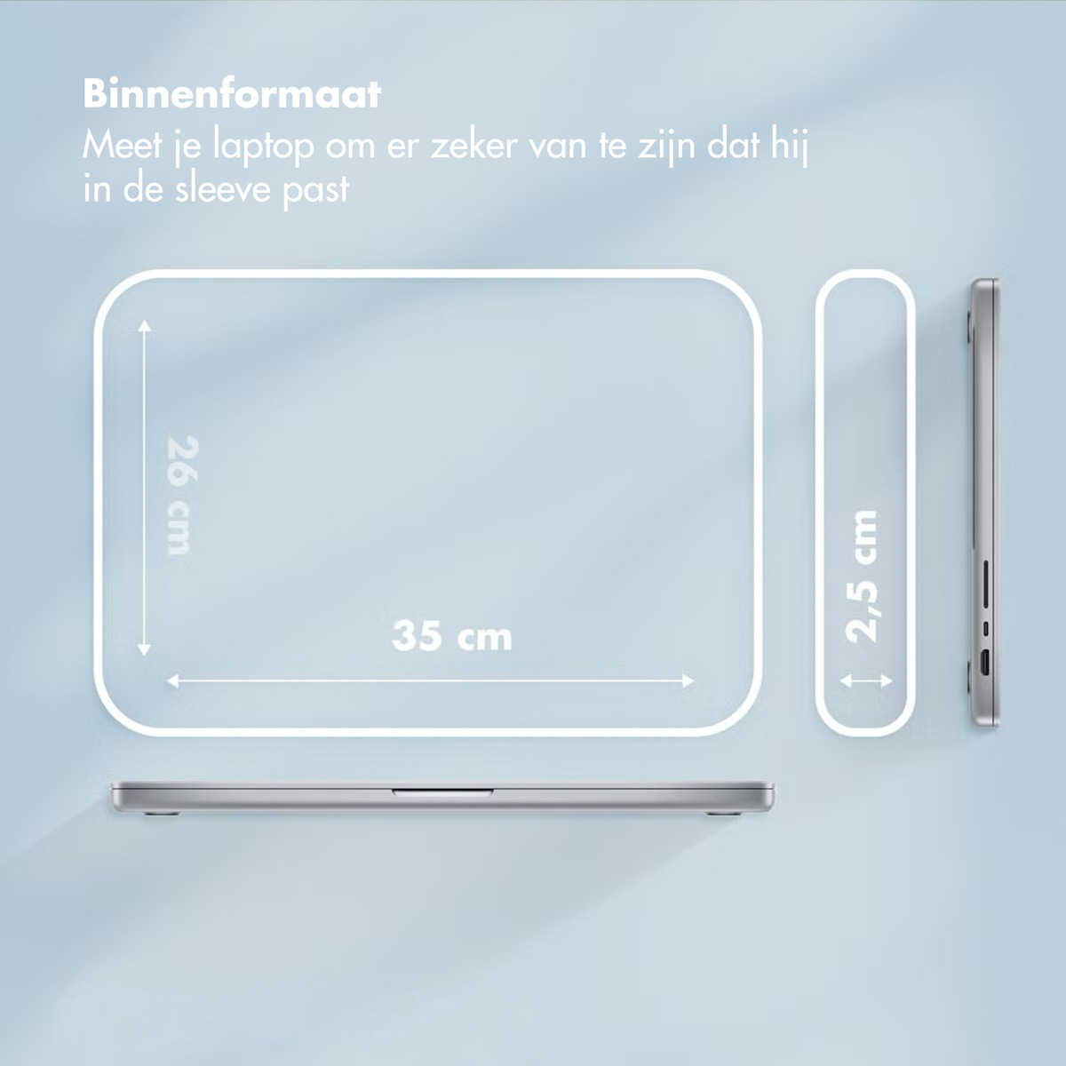Laptop met afmetingen: 35cm x 26cm x 2,5cm. Tekst die aangeeft dat hij in een hoes past. Lichtblauwe achtergrond.