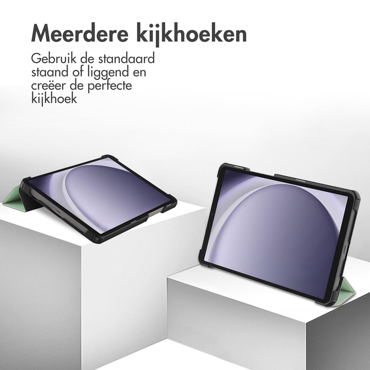 Zwei Tablets in Hüllen, die auf weißen Blöcken ausgestellt sind. Der Text 'Meerdere kijkhoeken' steht oben mit Anweisungen.