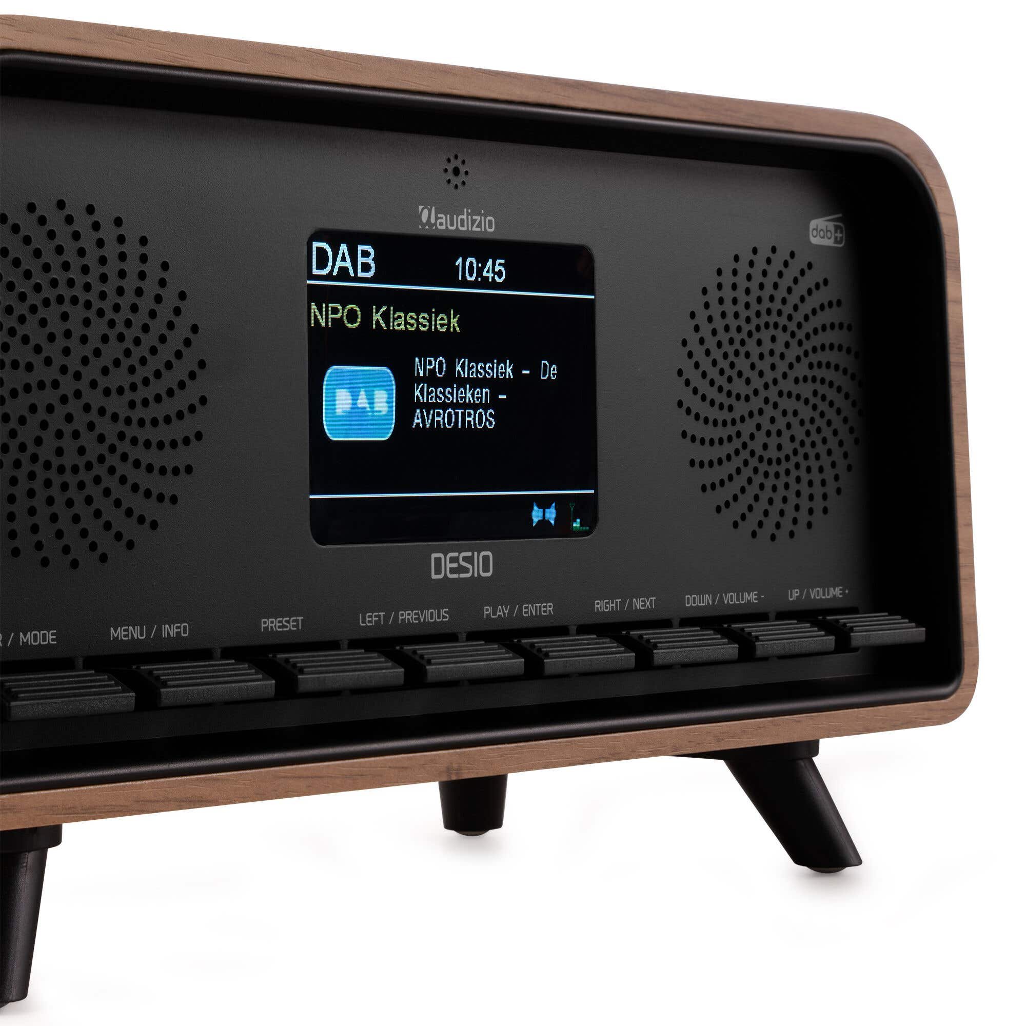 Ein braunes und schwarzes DAB-Radio mit einem Bildschirm, der Radiosenderinformationen anzeigt, und darunter Knöpfen.