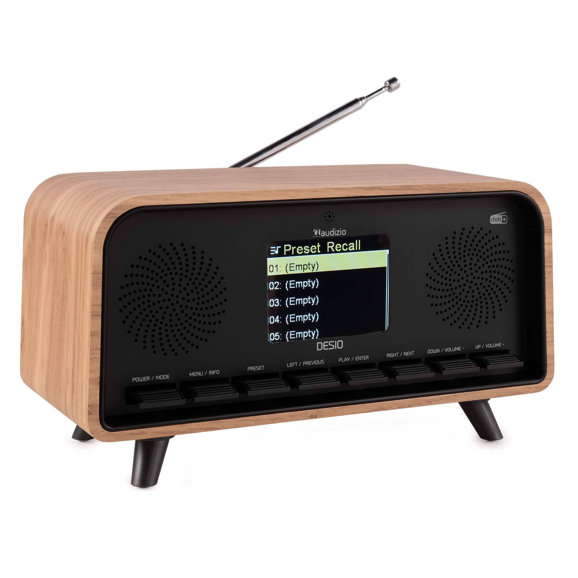 Ein hölzernes Radio mit einem Bildschirm, auf dem 'Preset Recall' angezeigt wird. Es hat eine Antenne und Knöpfe. Das Radio steht auf einer weißen Oberfläche.