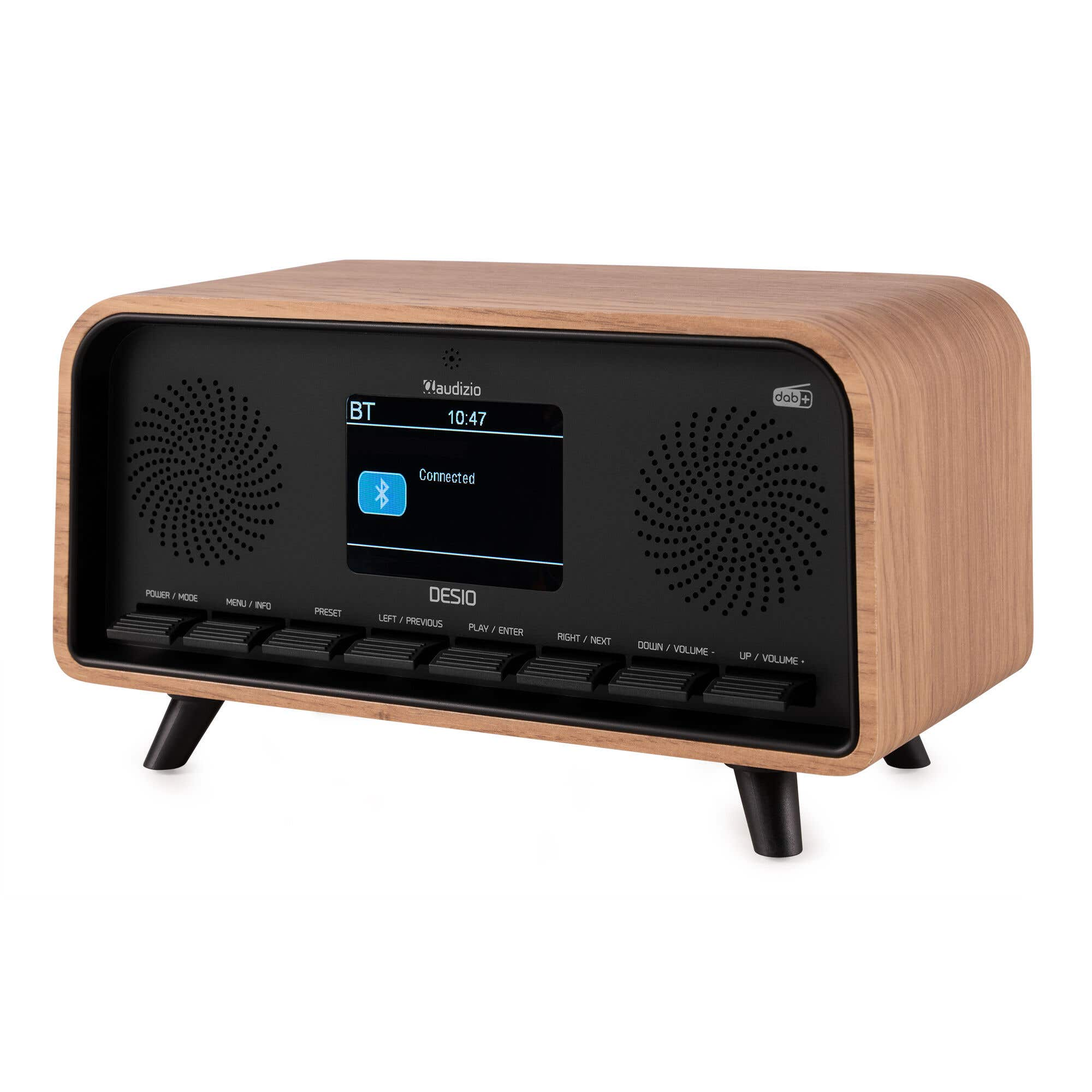 Holzradio mit Bildschirm, der 'Verbunden' via Bluetooth anzeigt. Es hat Knöpfe, Lautsprecher und steht auf schwarzen Beinen.