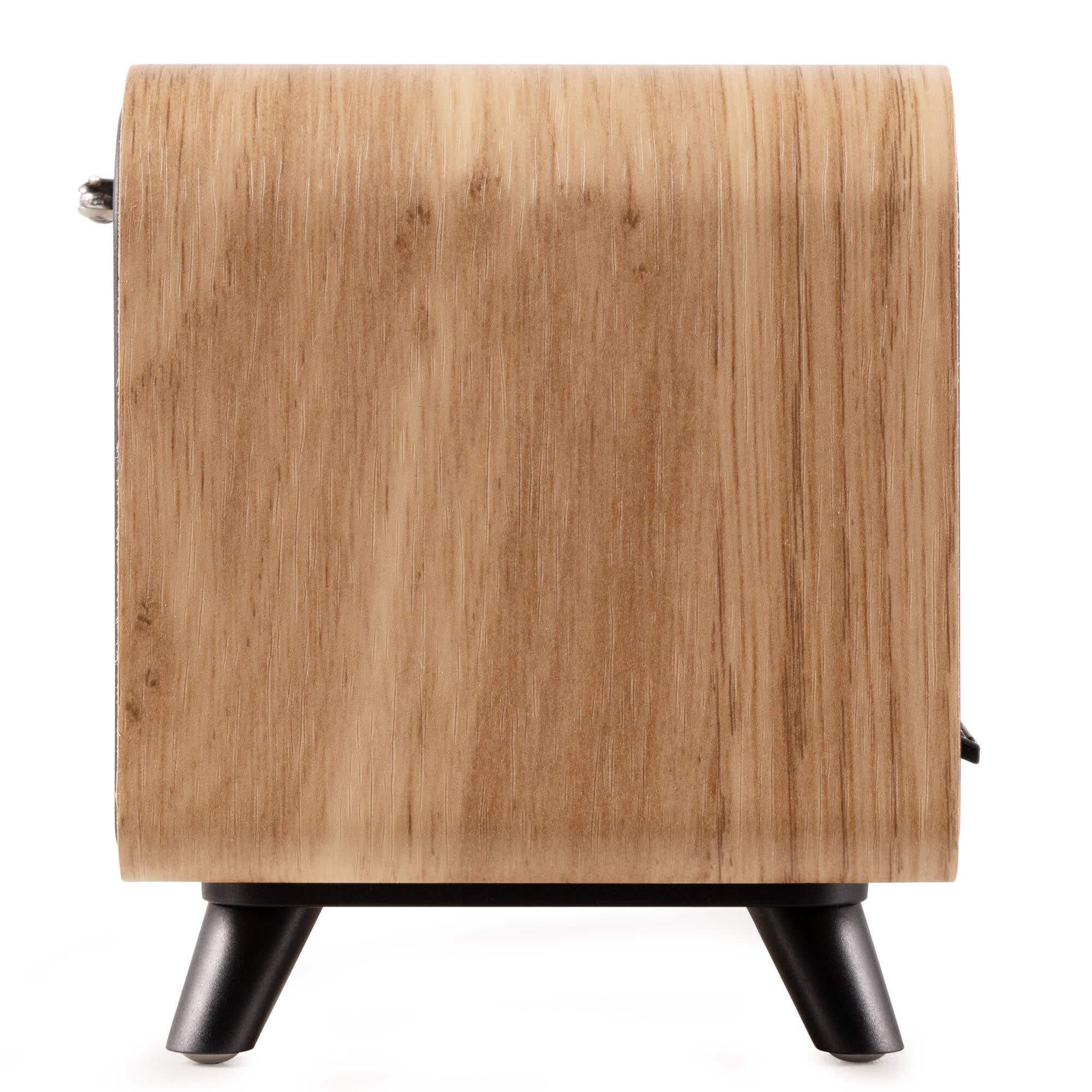 Ein Holzschrank mit schwarzen Beinen. Das Holz hat eine natürliche Maserung. Der Schrank steht auf einer weißen Oberfläche.