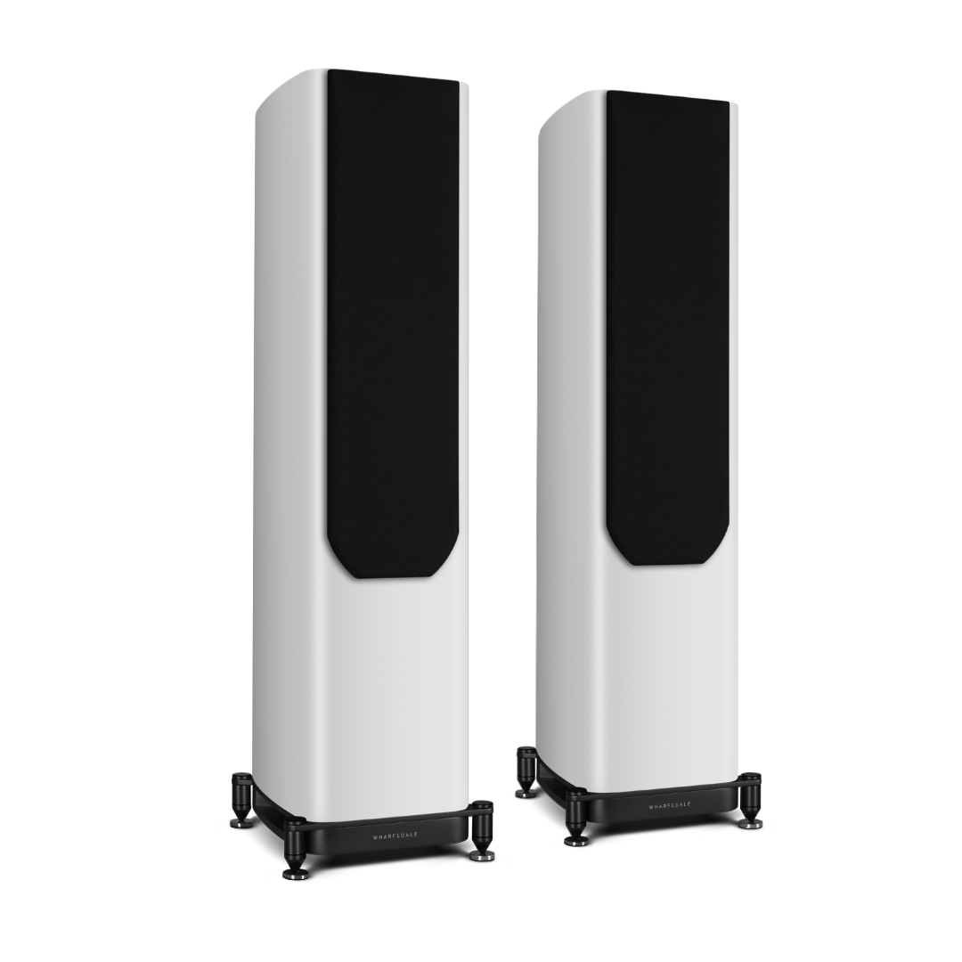 Twee witte luidsprekers met zwarte stoffen panelen. Ze staan op zwarte voeten met Wharfedale-branding.