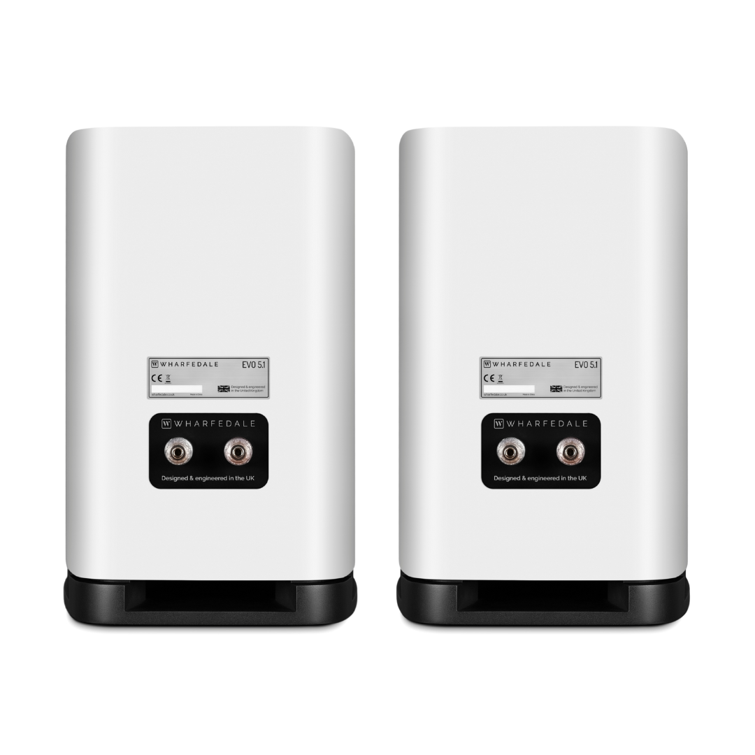 Twee witte Wharfedale EVO 5.1 luidsprekers. Zwarte bases, zilveren achterkanten met labels en poorten.