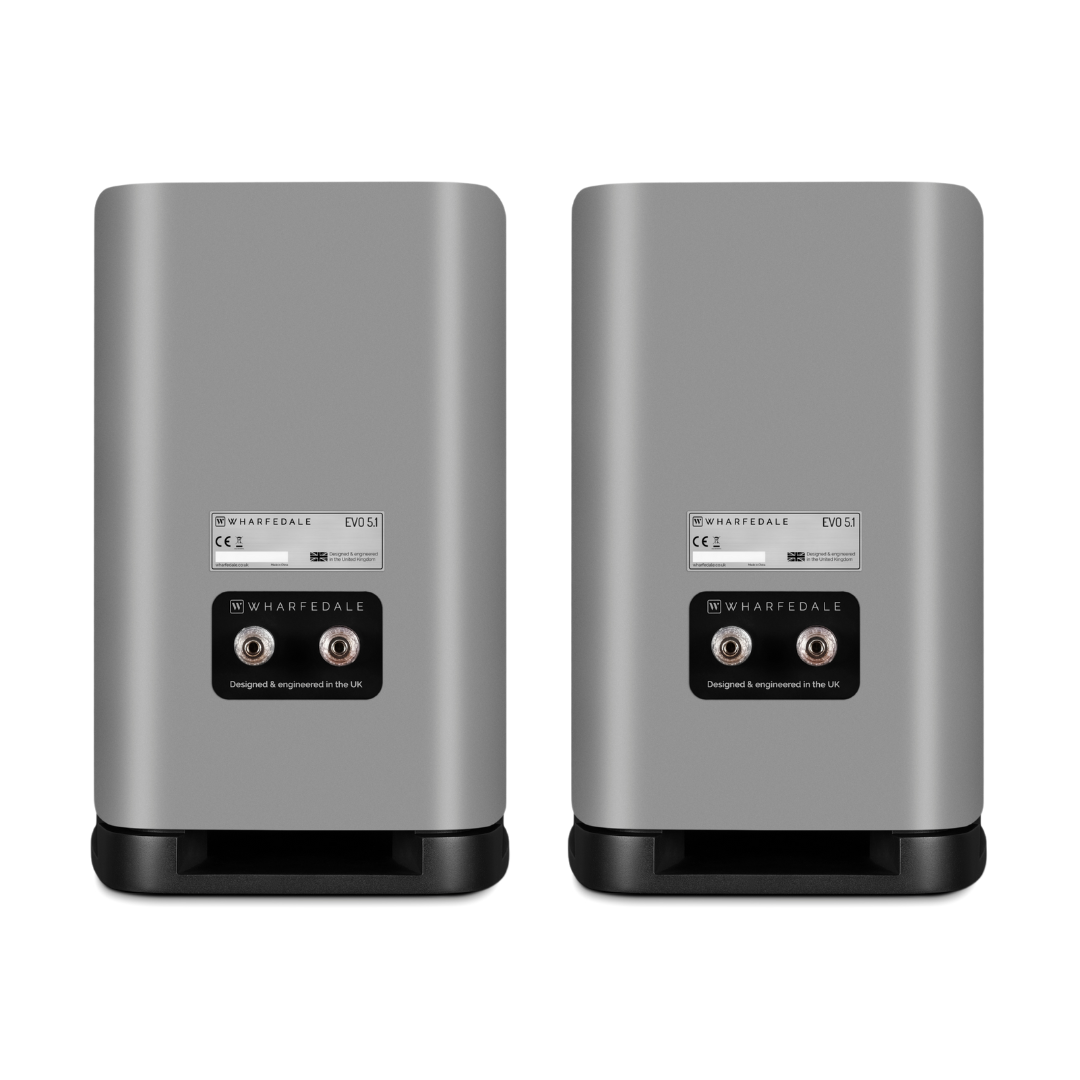 Twee grijze Wharfedale EVO 5.1 luidsprekers. Elk heeft een zwarte basis, een label met tekst en twee ronde connectoren.