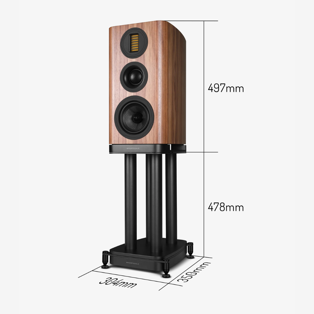 Een Wharfedale-luidspreker wordt weergegeven. Het is bruin met drie luidsprekers en staat op een zwarte standaard. Afmetingen worden vermeld.