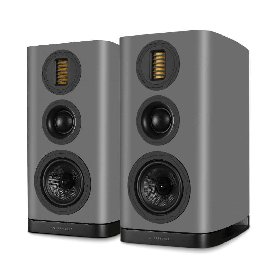 Twee grijze Wharfedale-luidsprekers met zwarte componenten. Elk heeft een tweeter, een middentoner en een woofer.