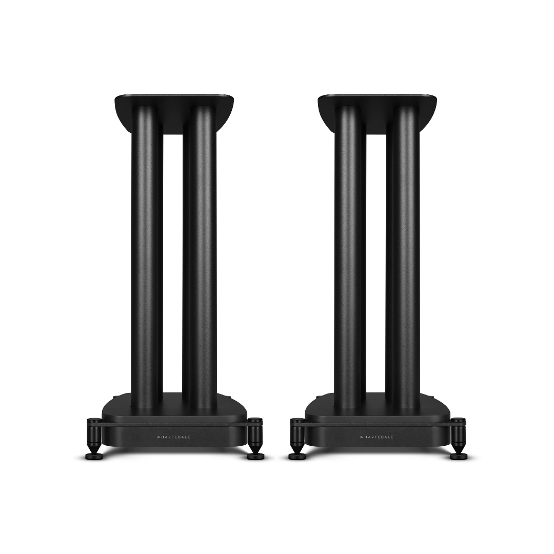 Twee zwarte luidsprekerstandaards, elk met drie verticale pilaren en een basis met het label "Wharfedale". Standen hebben verstelbare voeten.