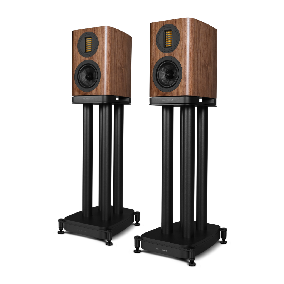 Twee houten luidsprekers op zwarte standaards. Elk heeft een tweeter en woofer. De achtergrond is wit.